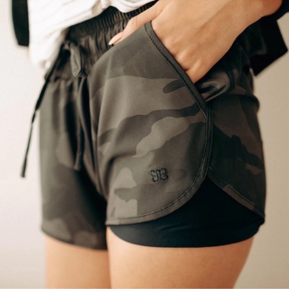 Albion Fit Pursuit Lunge Cameo Shorts with built in liner shorts.
Size: S.